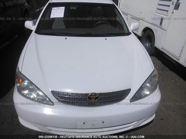 4T1BE32K12U020582 - 2002 TOYOTA CAMRY LE/XLE/SE WHITE photo 6