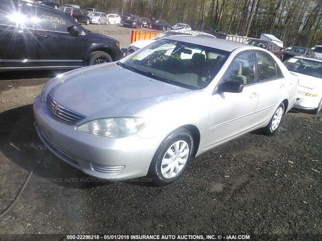 4T1BE32K45U564398 - 2005 TOYOTA CAMRY LE/XLE/SE ვერცხლისფერი ფოტო 2