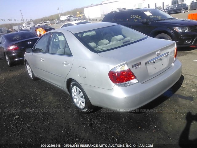4T1BE32K45U564398 - 2005 TOYOTA CAMRY LE/XLE/SE ვერცხლისფერი ფოტო 3