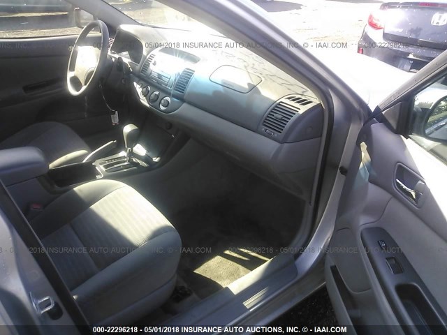 4T1BE32K45U564398 - 2005 TOYOTA CAMRY LE/XLE/SE ვერცხლისფერი ფოტო 5