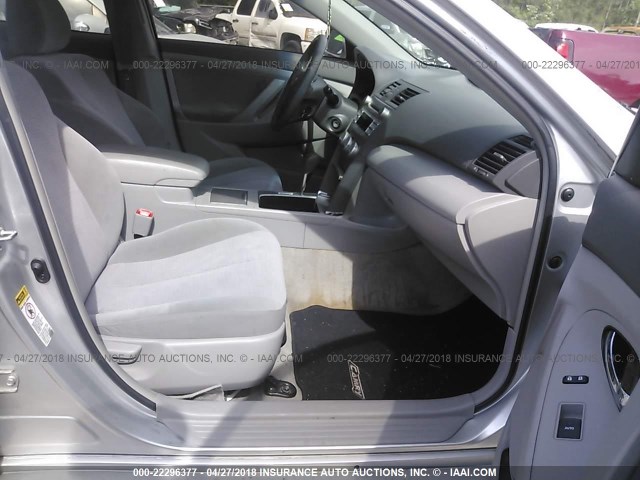 4T1BF3EK6AU066058 - 2010 TOYOTA CAMRY SE/LE/XLE SILVER photo 5