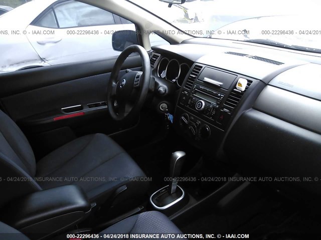 3N1BC13E28L430188 - 2008 NISSAN VERSA S/SL GRAY photo 5