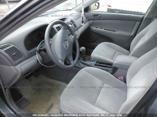 4T1BE32K74U831998 - 2004 TOYOTA CAMRY LE/XLE/SE ნაცრისფერი ფოტო 5