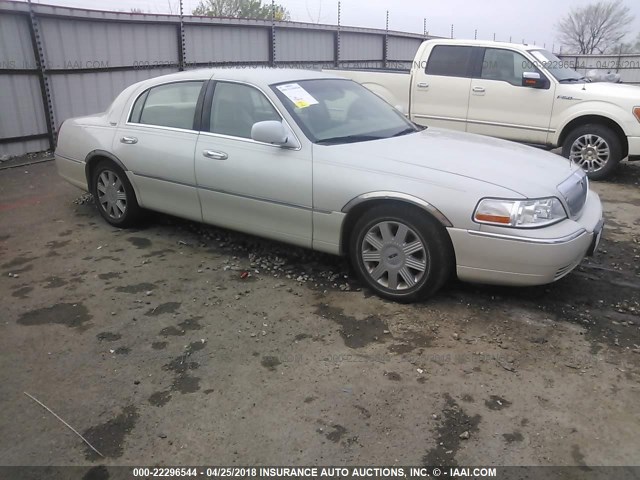 1LNHM82W55Y668601 - 2005 LINCOLN TOWN CAR SIGNATURE LIMITED TAN photo 1