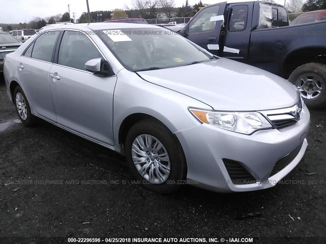4T4BF1FK9ER438815 - 2014 TOYOTA CAMRY L/SE/LE/XLE ვერცხლისფერი ფოტო 1