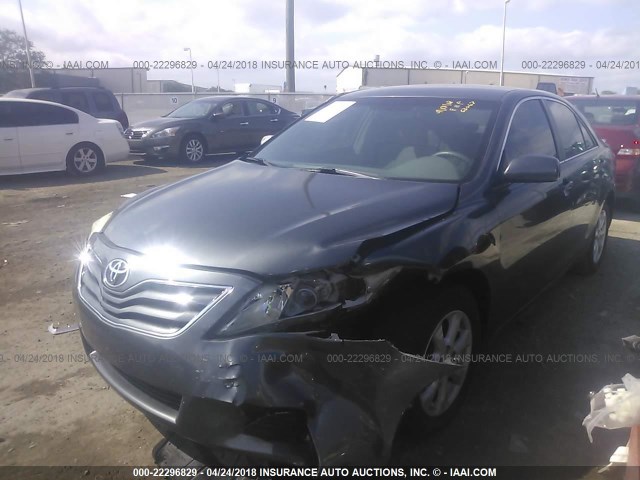 4T1BF3EKXBU119538 - 2011 TOYOTA CAMRY SE/LE/XLE GRAY photo 2