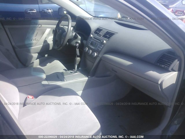 4T1BF3EKXBU119538 - 2011 TOYOTA CAMRY SE/LE/XLE 灰色 照片 5