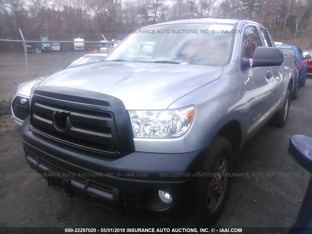 5TFUM5F12DX045831 - 2013 TOYOTA TUNDRA DOUBLE CAB SR5 SILVER photo 2