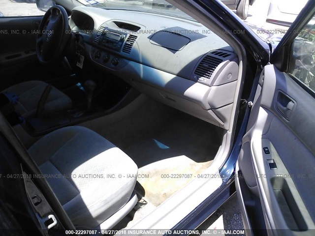4T1BE32K73U249866 - 2003 TOYOTA CAMRY LE/XLE/SE ლურჯი ფოტო 5