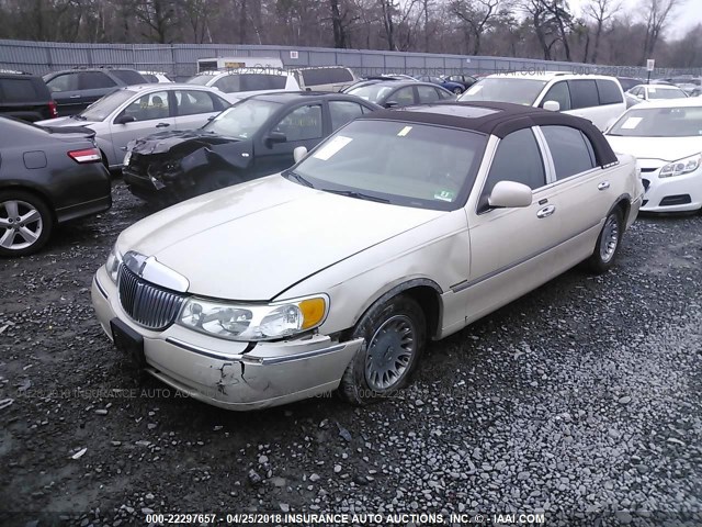 1LNHM83W02Y654678 - 2002 LINCOLN TOWN CAR CARTIER TAN photo 2