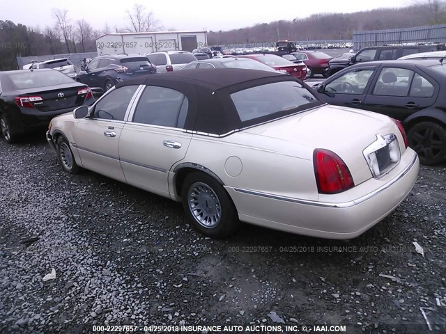 1LNHM83W02Y654678 - 2002 LINCOLN TOWN CAR CARTIER TAN photo 3