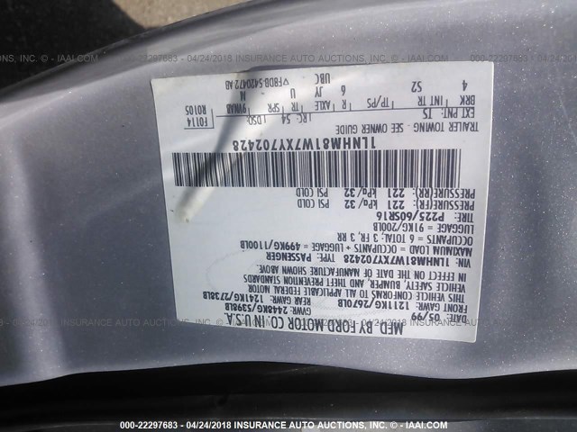 1LNHM81W7XY702428 - 1999 LINCOLN TOWN CAR EXECUTIVE SILVER photo 9