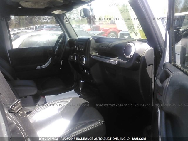 1C4HJWEG0FL681549 - 2015 JEEP WRANGLER UNLIMITE SAHARA SILVER photo 5