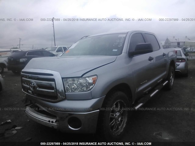 5TFEM5F14DX065308 - 2013 TOYOTA TUNDRA CREWMAX SR5 SILVER photo 2