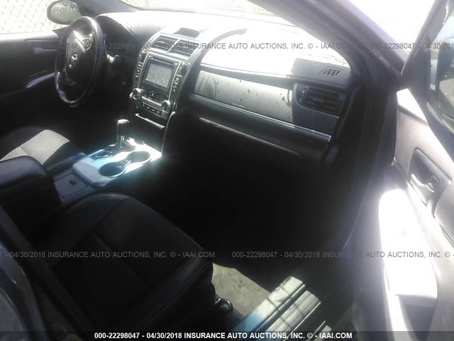 4T1BF1FK1EU823599 - 2014 TOYOTA CAMRY L/SE/LE/XLE 灰色 照片 5