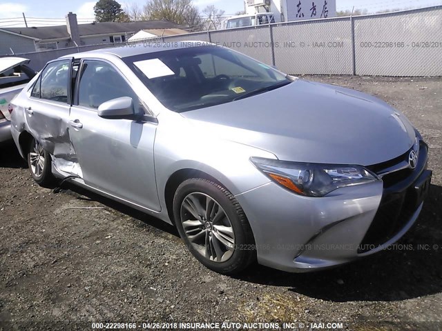 4T1BF1FK2HU791279 - 2017 TOYOTA CAMRY LE/XLE/SE/XSE SILVER photo 1