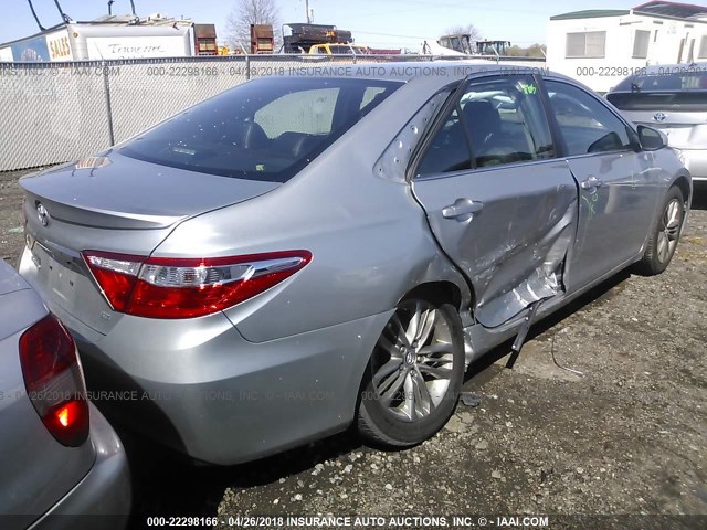 4T1BF1FK2HU791279 - 2017 TOYOTA CAMRY LE/XLE/SE/XSE SILVER photo 4