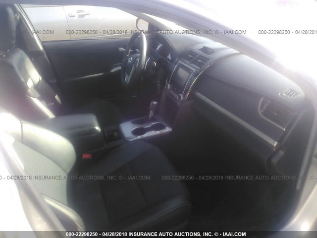 4T1BF1FK2EU374921 - 2014 TOYOTA CAMRY L/SE/LE/XLE Gümüş foto 5