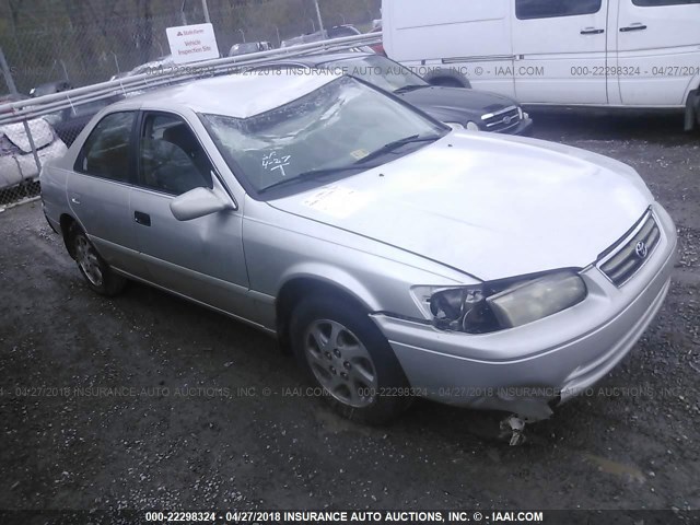 4T1BF22K71U967938 - 2001 TOYOTA CAMRY LE/XLE ვერცხლისფერი ფოტო 1