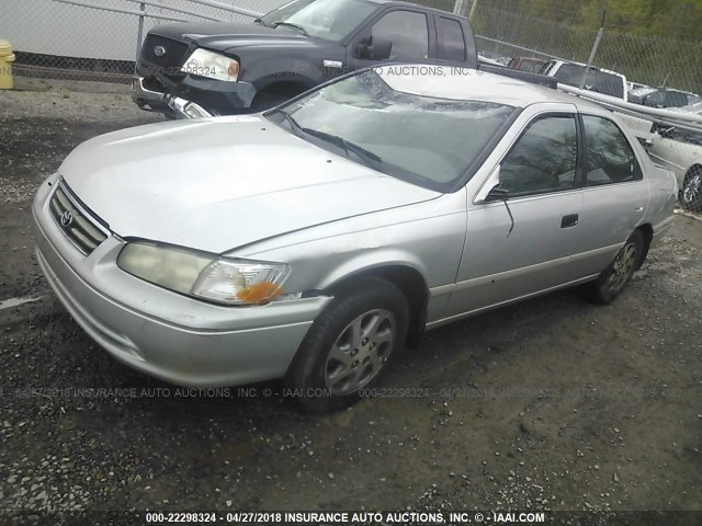 4T1BF22K71U967938 - 2001 TOYOTA CAMRY LE/XLE ვერცხლისფერი ფოტო 2