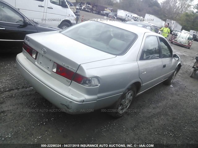 4T1BF22K71U967938 - 2001 TOYOTA CAMRY LE/XLE ვერცხლისფერი ფოტო 4