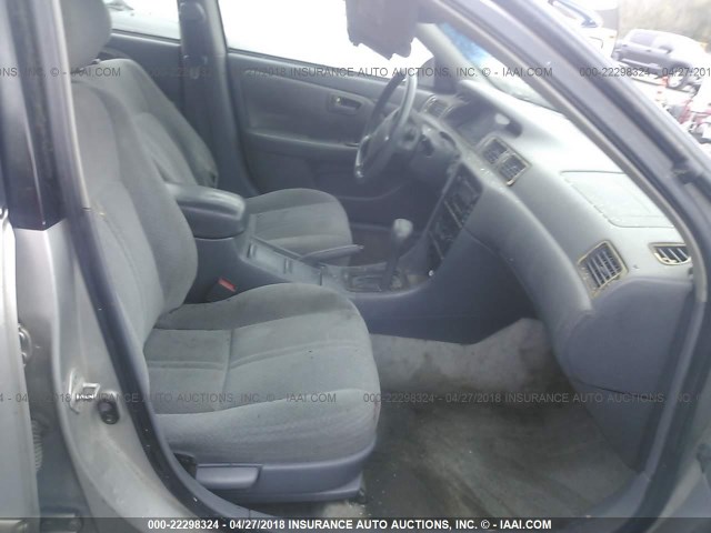 4T1BF22K71U967938 - 2001 TOYOTA CAMRY LE/XLE ვერცხლისფერი ფოტო 5
