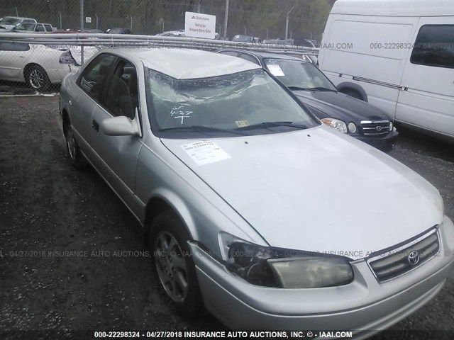 4T1BF22K71U967938 - 2001 TOYOTA CAMRY LE/XLE ვერცხლისფერი ფოტო 6