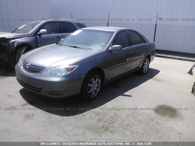 JTDBE32K340294705 - 2004 TOYOTA CAMRY LE/XLE GRAY photo 2