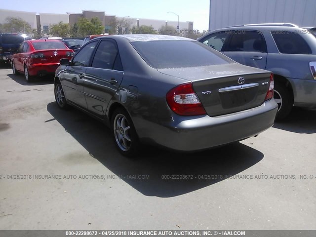 JTDBE32K340294705 - 2004 TOYOTA CAMRY LE/XLE GRAY photo 3