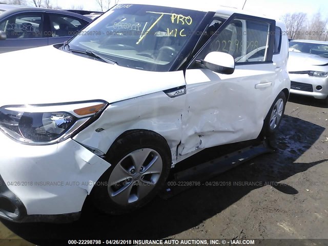 KNDJN2A20F7195678 - 2015 KIA SOUL WHITE photo 6