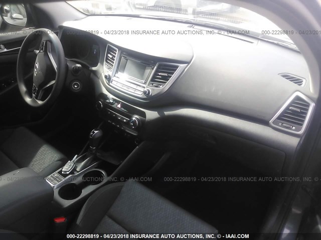 KM8J23A46HU537537 - 2017 HYUNDAI TUCSON SE GRAY photo 5