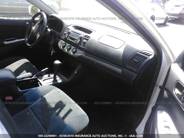4T1BE32K45U401167 - 2005 TOYOTA CAMRY LE/XLE/SE 白色 照片 5