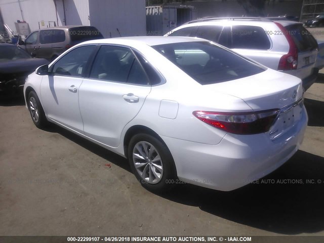 4T4BF1FK5GR572806 - 2016 TOYOTA CAMRY LE/XLE/SE/XSE WHITE photo 3