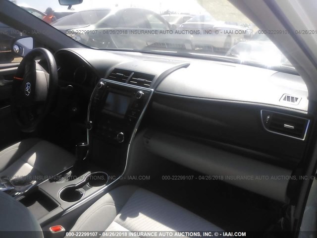 4T4BF1FK5GR572806 - 2016 TOYOTA CAMRY LE/XLE/SE/XSE WHITE photo 5