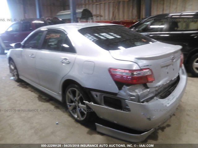 4T1BK46K27U516880 - 2007 TOYOTA CAMRY NEW GENERAT LE/XLE/SE SILVER photo 3