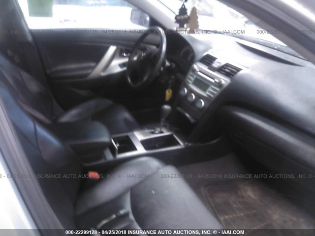 4T1BK46K27U516880 - 2007 TOYOTA CAMRY NEW GENERAT LE/XLE/SE SILVER photo 5
