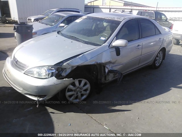 4T1BE32K24U886889 - 2004 TOYOTA CAMRY LE/XLE/SE ვერცხლისფერი ფოტო 2