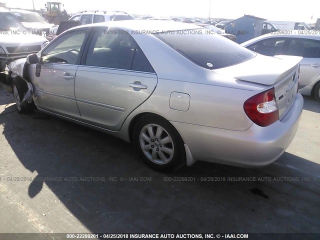 4T1BE32K24U886889 - 2004 TOYOTA CAMRY LE/XLE/SE ვერცხლისფერი ფოტო 3