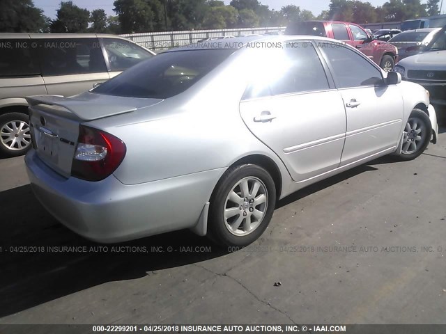 4T1BE32K24U886889 - 2004 TOYOTA CAMRY LE/XLE/SE ვერცხლისფერი ფოტო 4