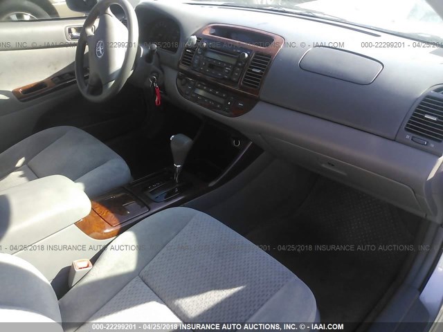 4T1BE32K24U886889 - 2004 TOYOTA CAMRY LE/XLE/SE ვერცხლისფერი ფოტო 5