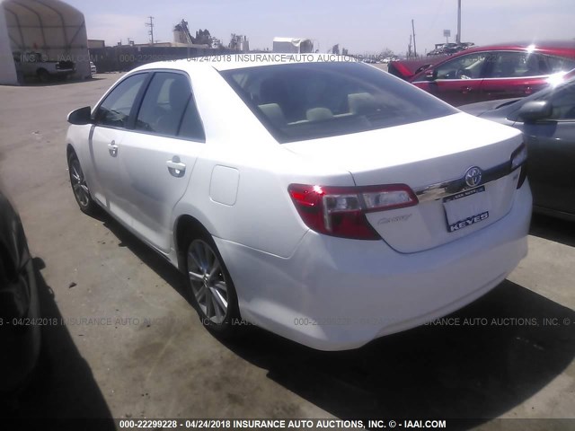 4T4BF1FKXER392119 - 2014 TOYOTA CAMRY L/SE/LE/XLE 白色 照片 3