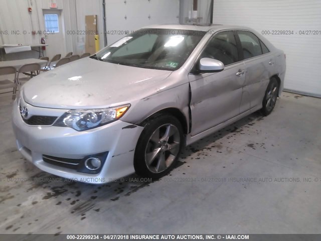 4T1BK1FK3CU015036 - 2012 TOYOTA CAMRY SE/XLE SILVER photo 2