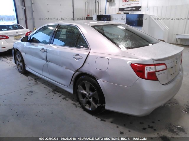 4T1BK1FK3CU015036 - 2012 TOYOTA CAMRY SE/XLE SILVER photo 3