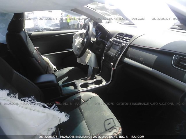 4T1BF1FK1HU325746 - 2017 TOYOTA CAMRY LE/XLE/SE/XSE WHITE photo 5