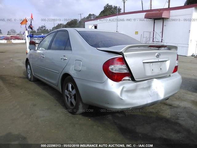 4T1BF32KX3U053725 - 2003 TOYOTA CAMRY LE/XLE/SE ვერცხლისფერი ფოტო 3