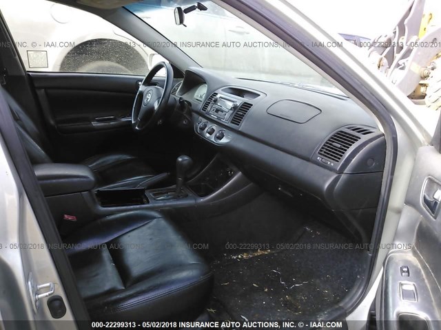 4T1BF32KX3U053725 - 2003 TOYOTA CAMRY LE/XLE/SE ვერცხლისფერი ფოტო 5