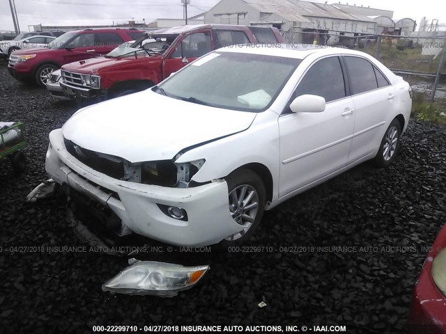 4T1BK3EK8BU615093 - 2011 TOYOTA CAMRY SE/LE/XLE WHITE photo 2