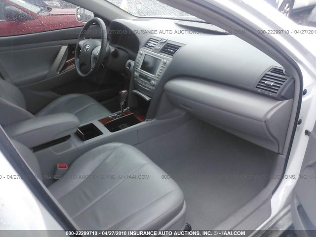 4T1BK3EK8BU615093 - 2011 TOYOTA CAMRY SE/LE/XLE WHITE photo 5