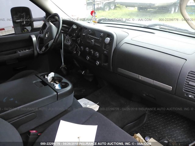 1GCJK33618F202807 - 2008 CHEVROLET SILVERADO K3500 WHITE photo 5