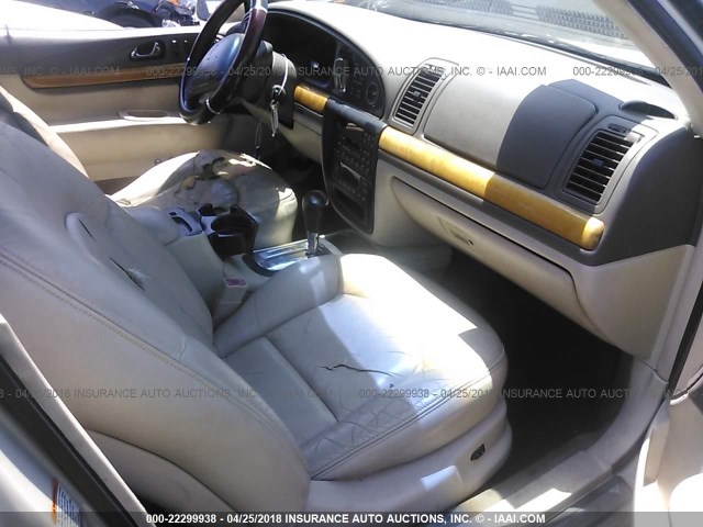 1LNHM97V32Y621908 - 2002 LINCOLN CONTINENTAL  Кремовый фото 5